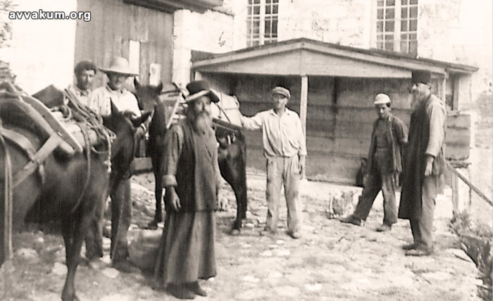 Отець Авакум (крайній праворуч) з помічниками працюють в Пантелеймонівському монастирі.