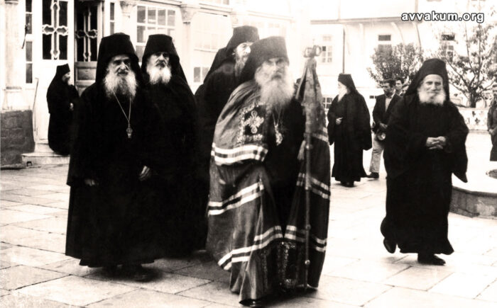 19 листопада 1959 року єпископ Катанский Касіян Безобразов висвятив о. Авакума в ієромонаха (на фото за архієреєм).