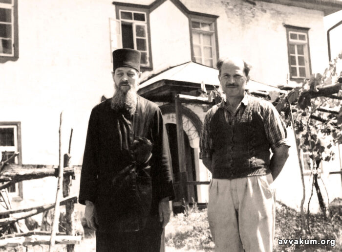 З трудником при конаку Пантелеймонова монастиря в адміністративному центрі Афона Карієсі. 21 серпня/ 3 вересня 1961 р.