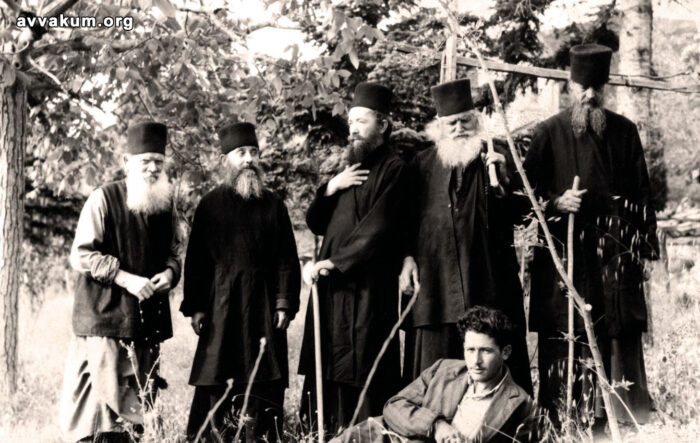 О. Авакум (крайній справа) з афонськими старцями: о. Власієм, о. Воніфатієм, о. Гавриїлом і о. Кесарієм. 1955 р.